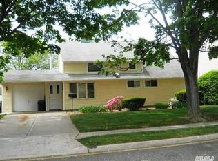 18 Whisper Ln, Wantagh, NY 11793