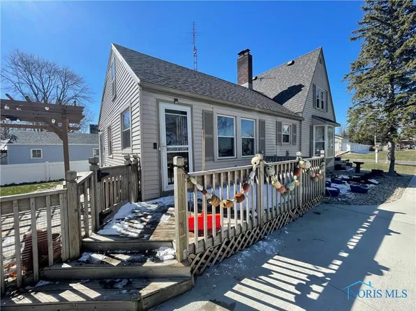 2050 Woodcrest Dr, Oregon, OH 43616