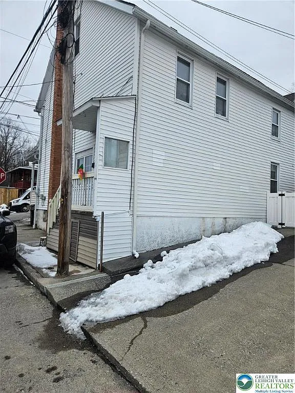 3 bed, 1.0 bath, 1000 sqft, $900 — Photo 1