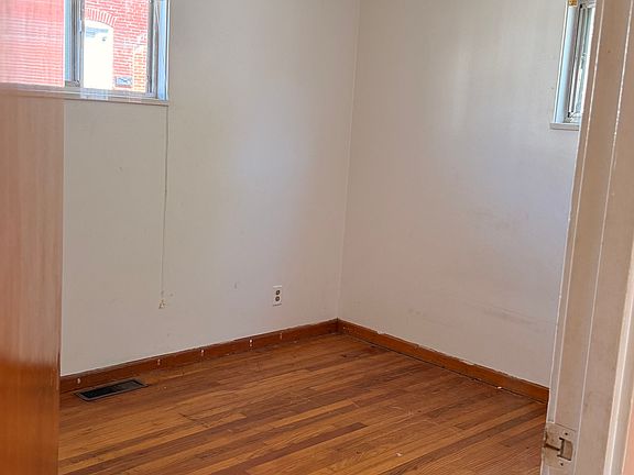 4th image of 109 W 3rd St