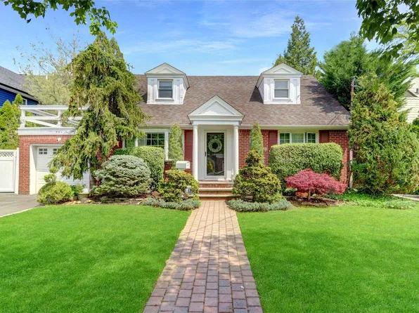 384 Wellington Road, Garden City, NY 11530