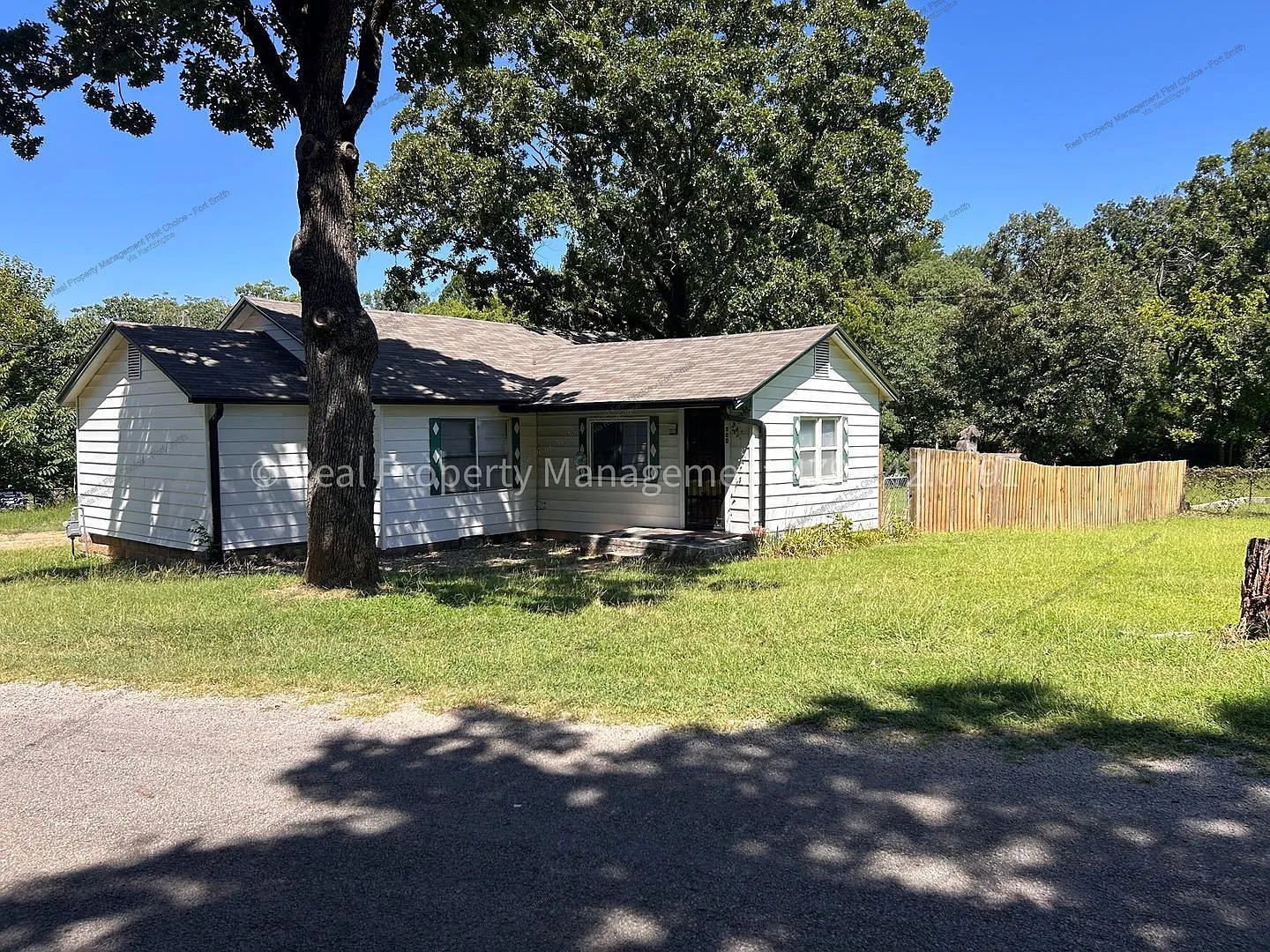 2 bed, 1.0 bath, 1198 sqft, $900 — Photo 1