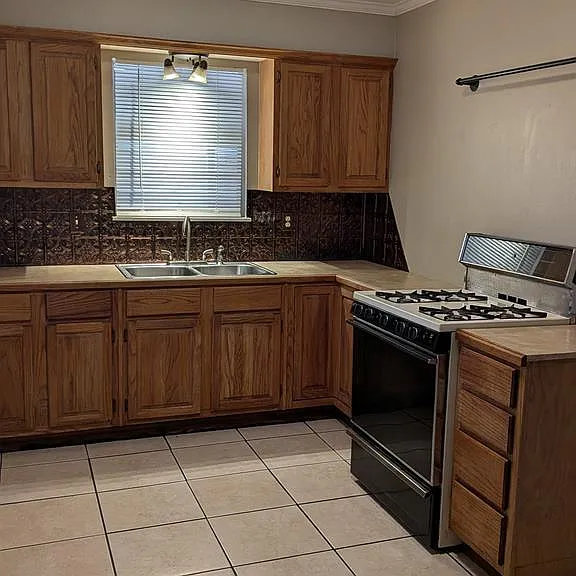 711 Hillview St — Photo 3
