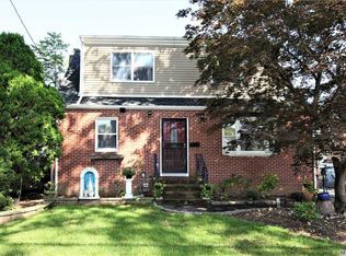 23 Ruxton St, New Hyde Park, NY 11040