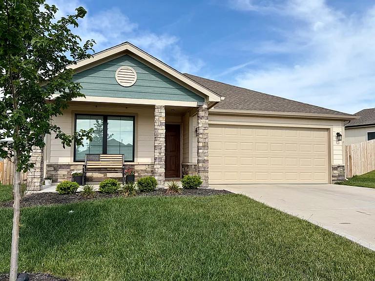 571 N Pecan St — Photo 1