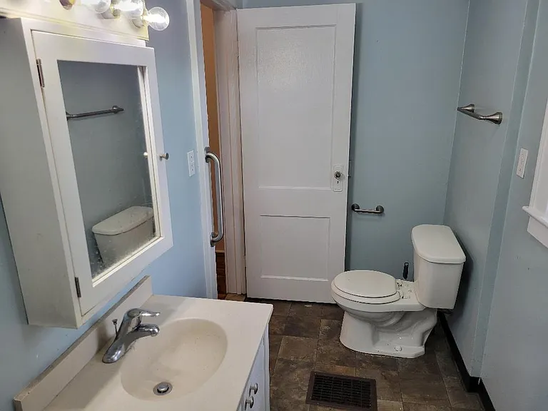 1054 Bay St — Photo 19
