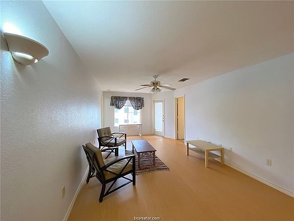 4th image of 523 Southwest Pkwy APT 203