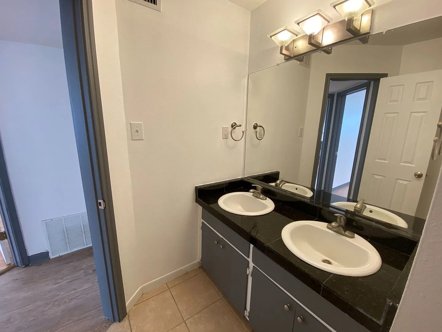 Available: 2 Br-1 Ba Hyde Park Condo / Laminate Wood Floors / Close To Ut And Downtown — Photo 2