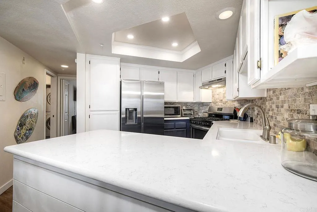 1 bed, 1.0 bath, 831 sqft, $4,000 — Photo 2