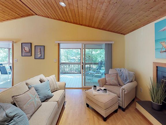 3rd image of 212 Ashwood Ct