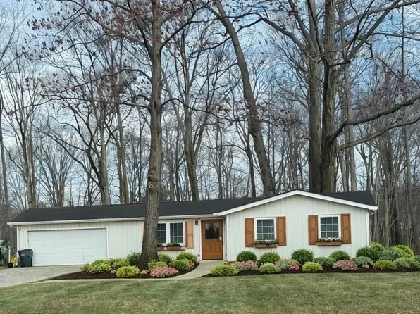 8822 Beacon Hill Dr, Chagrin Falls, OH 44023