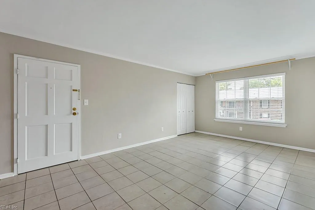1015 Barclay Sq — Photo 3