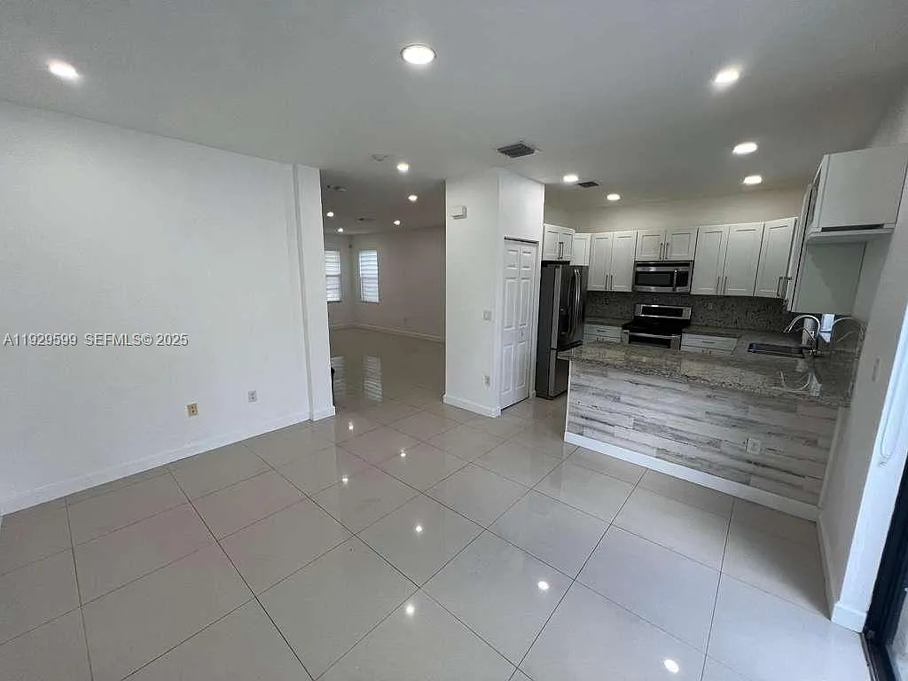 3 bed, 1592 sqft, $3,699 — Photo 4
