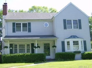 882 Plandome Rd, Manhasset, NY 11030