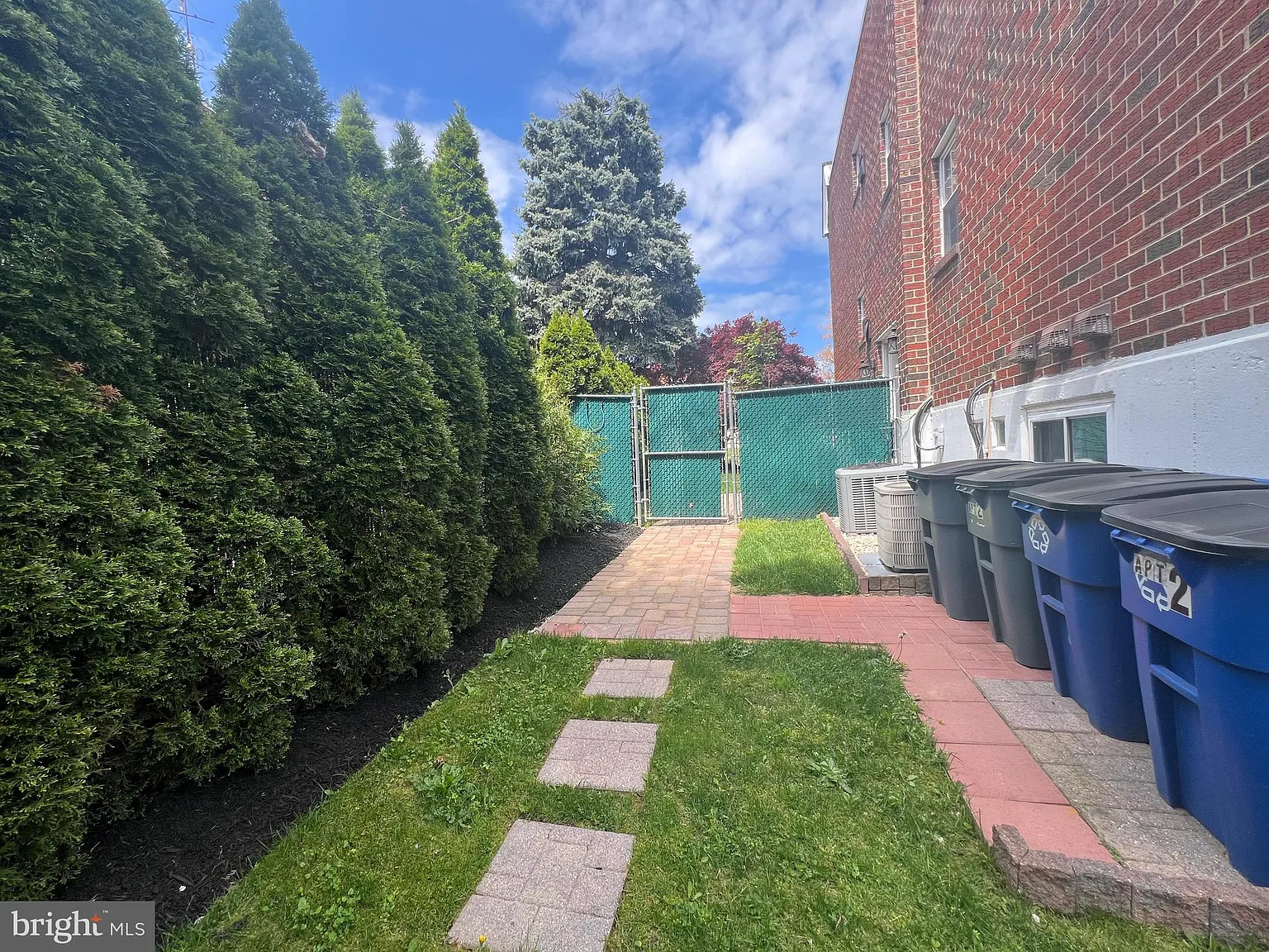 2 bed, 1.0 bath, 3652 sqft, $1,850 — Photo 3