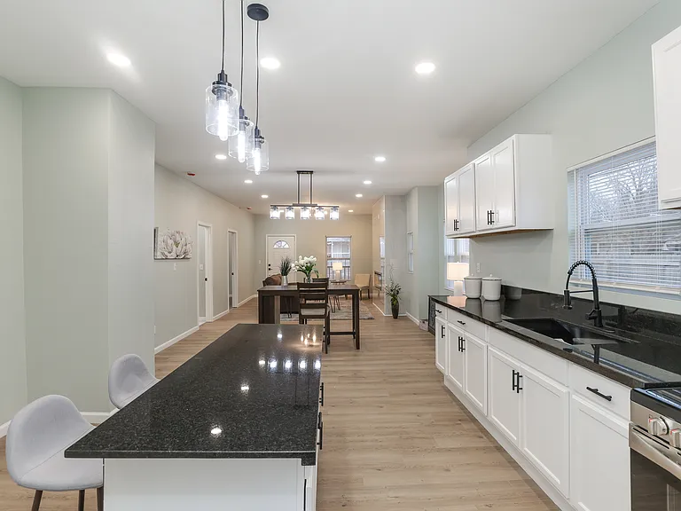 401 N Madison Ave — Photo 3