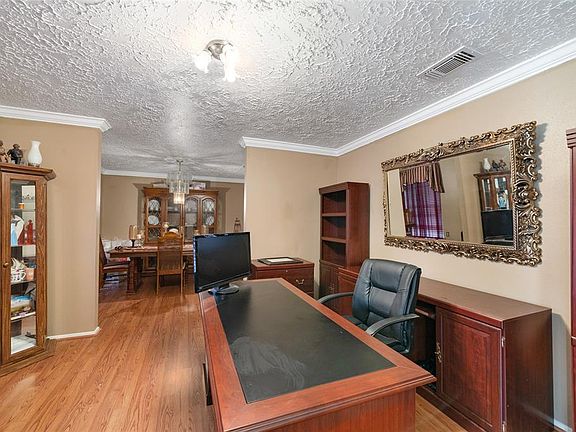 3rd image of 1807 Cliffdale Dr