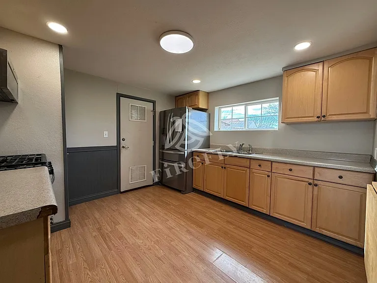 313 W 3rd St S — Photo 8