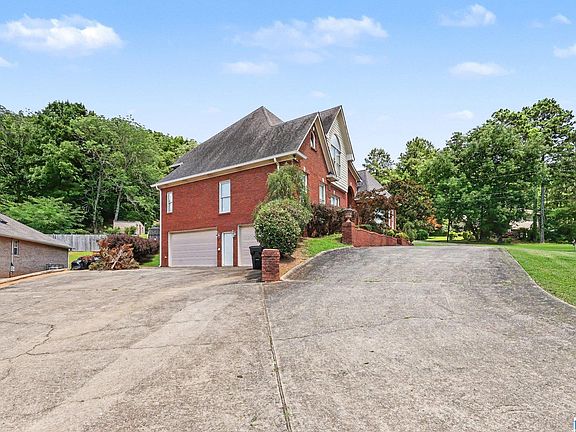 4th image of 1720 Creely Dr