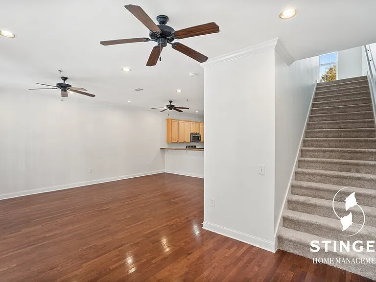 828B E Paris Ave — Photo 14