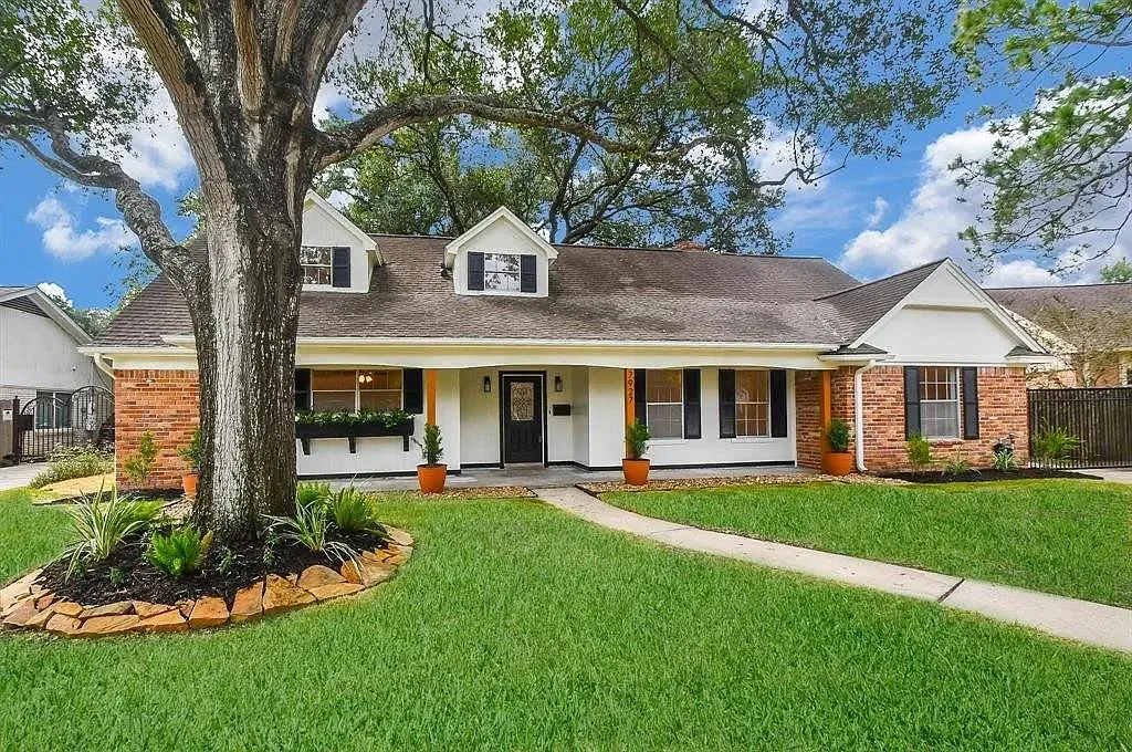4 bed, 2.0 bath, 2609 sqft, $2,850 — Photo 2