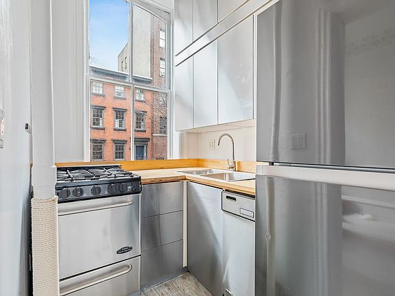 4th image of 212 W 11th St