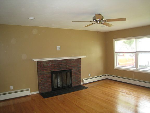 3rd image of 182 Birchland Ave