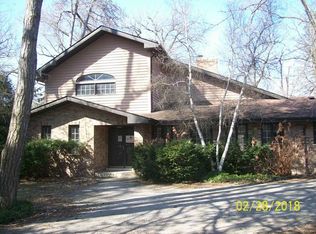 97 Lincolnshire Dr, Lincolnshire, IL 60069