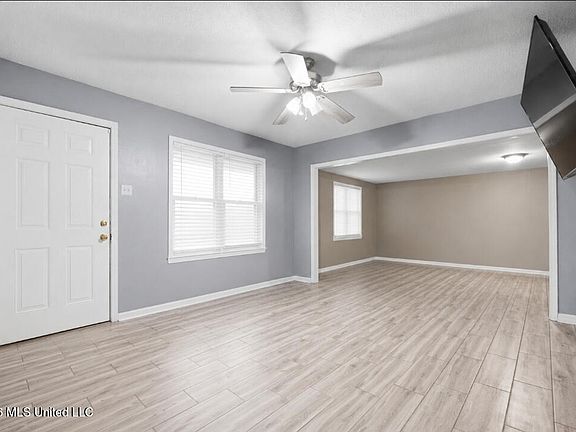 4th image of 3160 Forest Glen Dr