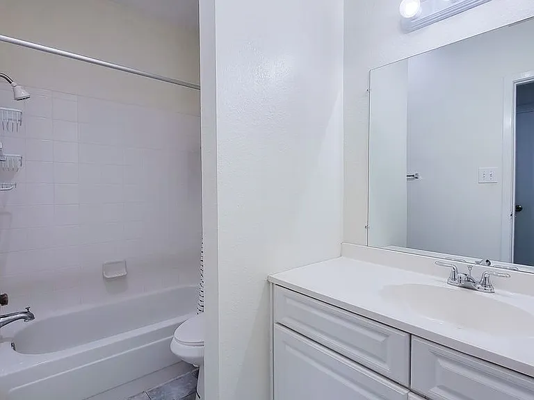 7119 N Holiday Dr — Photo 33