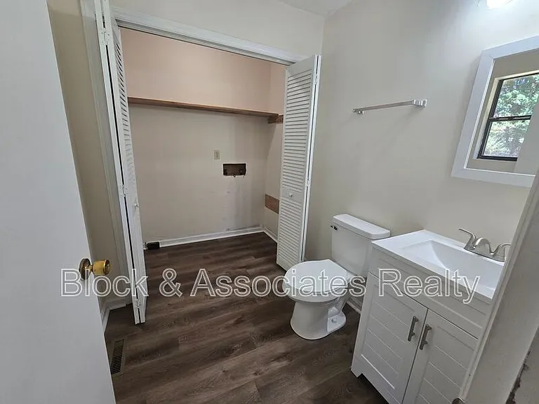 3945 Woodcrest St — Photo 9