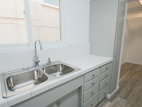 5th image of 121 Rosecrans Ave APT D