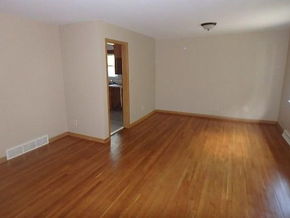 3rd image of 647 N Hawkins Ave