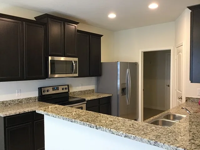 4 bed, 2.5 bath, 2221 sqft, $1,995 — Photo 3