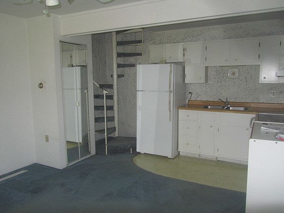 2nd image of 27 Jamaica Colony APT 2