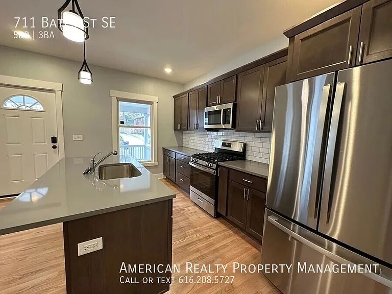 711 Bates St SE — Photo 2