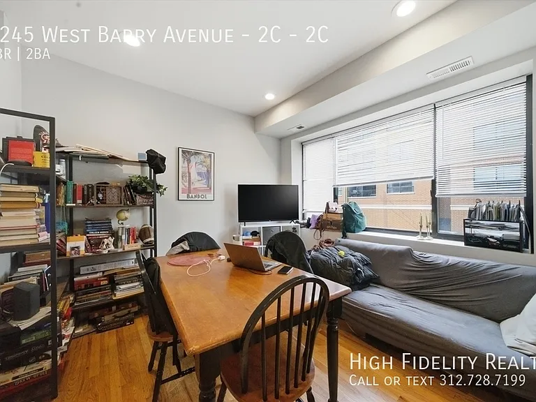 2245 W Barry Ave #2C — Photo 3