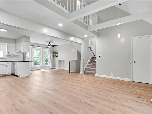 1112 S Stagecoach Pl, Olathe, KS 66062