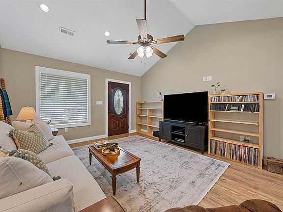 4th image of 25 Pickett Spur Rd