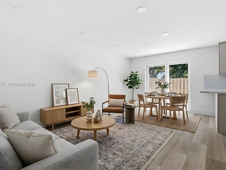 82 SW 3rd Ct — Photo 2