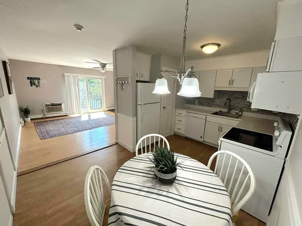 19 Chapel Hill Dr APT 9, Plymouth, MA 02360