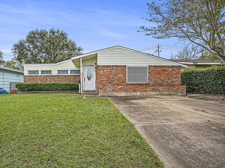 17 Manor Way — Photo 1