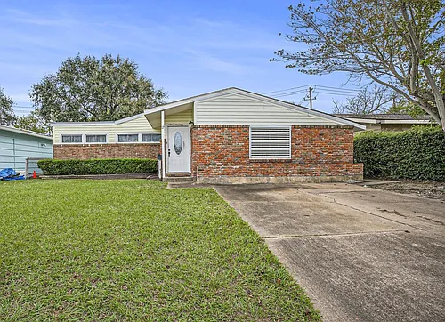 17 Manor Way Photo 1