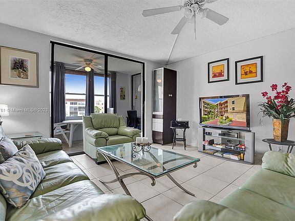 4th image of 2801 Somerset Dr APT 306