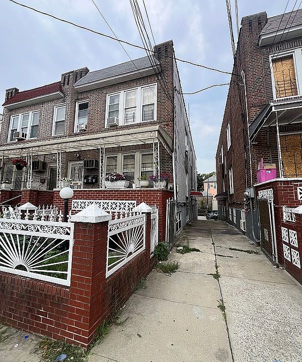 1st image of 726 E 53rd St