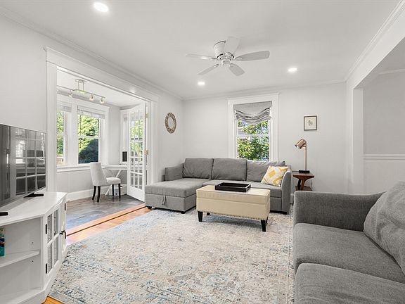 5th image of 96 Beech St