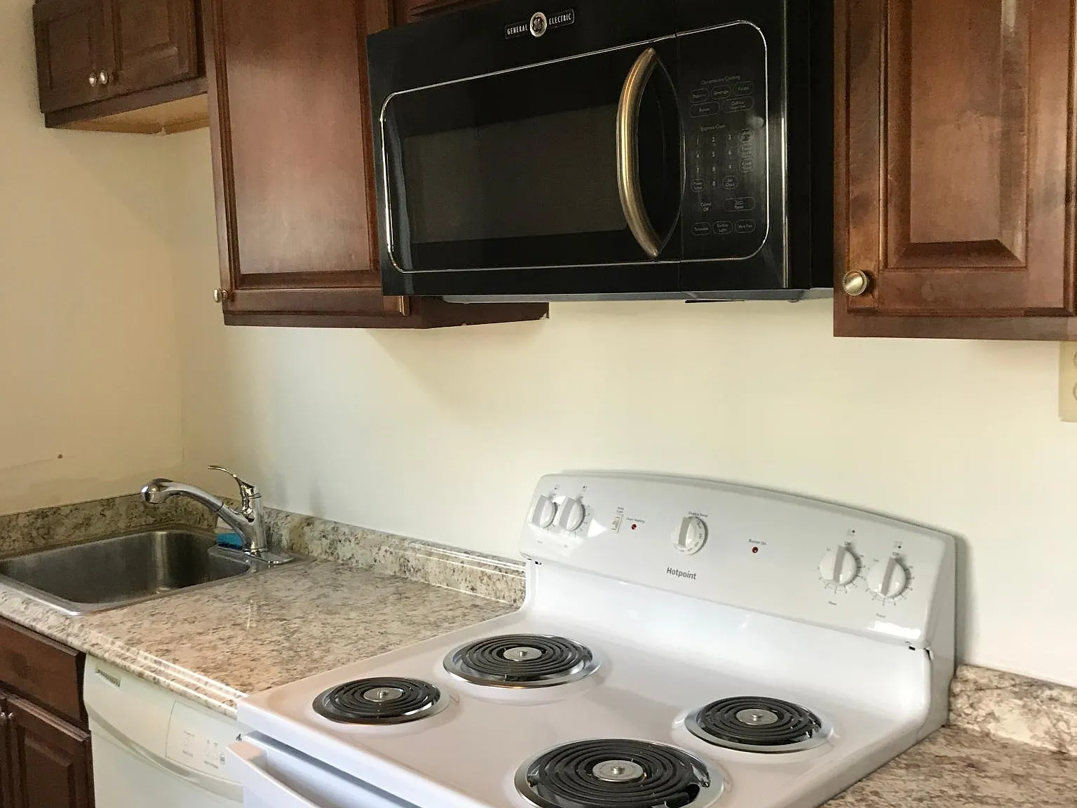 3 bed, 1.5 bath, 1818 sqft, $2,000 — Photo 4