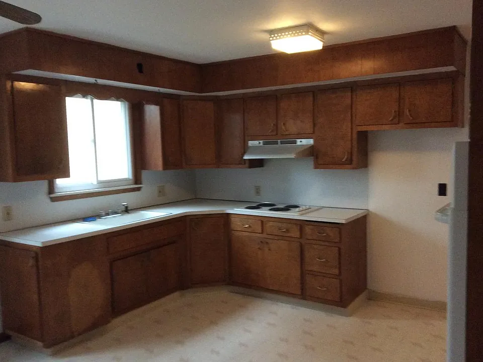 Kitchen - Fridge is included