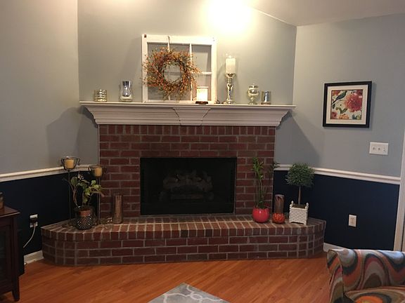 LR mantle/fireplace