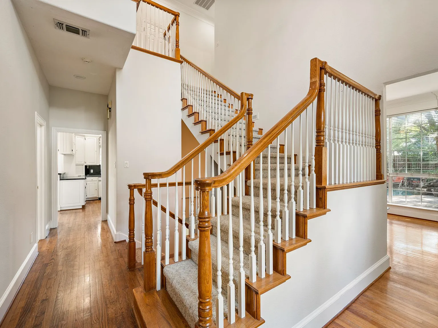 5 bed, 4.5 bath, 4863 sqft, $4,950 — Photo 3
